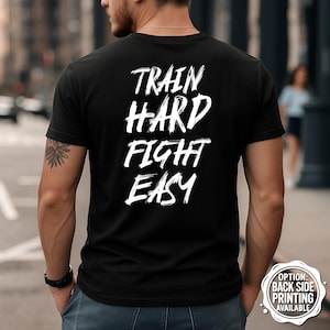 Train Hard Fight Easy T-Shirt, motivierendes Gym Shirt, Fitness Geschenkidee, Gym Motivation Tee, Gym Zitat Shirt, Workout Motivation