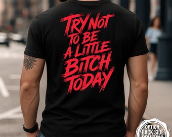 Puede incluir: Camiseta negra con el texto rojo "TRY NOT TO BE A LITTLE BITCH TODAY" en la espalda. La camiseta de manga corta tiene cuello redondo. La imagen muestra la espalda de una persona que lleva la camiseta.