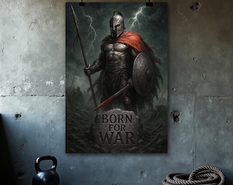 Peut inclure: Impression d'art numérique d'un guerrier spartiate en armure, tenant une lance et un bouclier, avec une cape rouge. L'œuvre présente un ciel orageux et le texte "BORN FOR WAR" sur une pierre.
