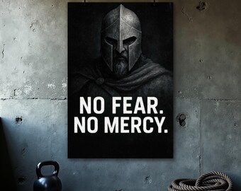 Peut inclure: Affiche en noir et blanc représentant un guerrier casqué avec l'inscription "NO FEAR. NO MERCY." en lettres blanches. Un kettlebell noir et une corde enroulée sont visibles au premier plan, sur un mur en béton gris.
