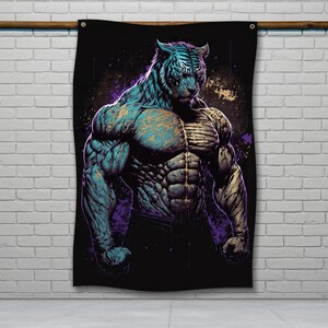 Peut inclure: Une tapisserie murale noire représentant un tigre musclé aux accents bleus et dorés. Le tigre a une expression féroce et se détache sur un fond sombre avec des éclaboussures violettes et dorées. La tapisserie est suspendue à une tringle en bois.