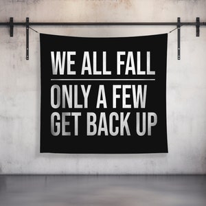 Może przedstawiać: Czarna tapiseria z białym tekstem, który brzmi "We all fall, only a few get back up."