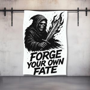 Könnte beinhalten: Schwarz-weiß Wandbehang mit einer Sensemann-Figur, die ein flammendes Schwert hält. Der Text "FORGE YOUR OWN FATE" ist in fetten, stilisierten Buchstaben unter der Illustration gedruckt. Das Kunstwerk wird vor einer neutralen Wand gezeigt.