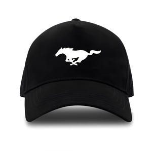 Peut inclure: Casquette de baseball noire avec une silhouette blanche d'un cheval au galop. La casquette a une visière incurvée et une couronne structurée. Le motif du cheval est centré sur le devant. Un accessoire classique.