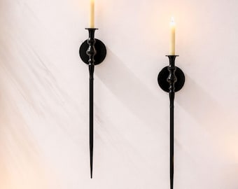 Juego de 2 apliques de pared góticos de metal negro con forma de cetro para velas, decoración rústica para el hogar.