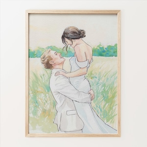 Könnte beinhalten: Aquarellillustration eines Paares, das sich in einem Feld umarmt, gerahmt in hellem Holz. Die Frau trägt ein weißes schulterfreies Kleid, der Mann einen weißen Anzug. Der Hintergrund zeigt grünes Gras und Bäume, mit einer weichen, natürlichen Farbpalette.
