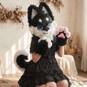 Puede incluir: Un disfraz de husky negro y blanco con cabeza, ojos azules grandes y guantes de pata a juego. El disfraz tiene una cola esponjosa y se combina con un vestido negro. Las patas tienen almohadillas rosas. Es un artículo de cosplay.