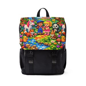 Może przedstawiać: Czarny plecak z klapą ozdobioną kolorową grafiką w stylu pixel art. Wzór przedstawia dwie postacie, jednorożca, pandę, lisa, królika i żabę w krajobrazie ze strumieniem, kwiatami, drzewami oraz zamkiem widocznym w tle.