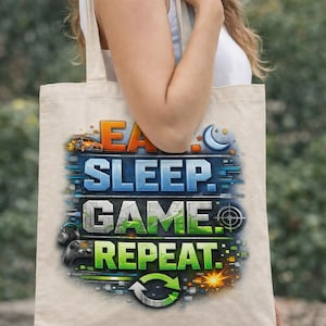Może przedstawiać: Beżowa torba płócienna z kolorowym nadrukiem graficznym z napisem EAT. SLEEP. GAME. REPEAT. Wzór zawiera ikony gier, takie jak samochód wyścigowy, półksiężyc, słuchawki, kontroler do gier, celownik oraz strzałkę odświeżania.
