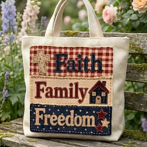 Può includere: Una borsa tote in tela beige con tre toppe in tessuto orizzontali. La toppa superiore ha un motivo a quadri rossi e bianchi con una croce e la parola Faith. La toppa centrale è color crema con la parola Family e l'icona di una casa. La toppa inferiore è blu con stelle bianche, la parola Freedom e forme di stelle.
