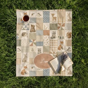 Babydeken met bosmotief en gepersonaliseerde naam, cottagecore decoratie voor de babykamer, bosmotief, pasgeboren baby, aandenken, genderneutraal, imitatie patchwork