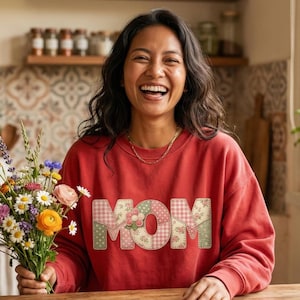 Immagine PNG per la mamma da sublimare, design DTF con applicazione patchwork effetto finto, maglietta floreale boho per la mamma in formato PNG, regalo per la festa della mamma con patchwork a quadretti da scaricare digitalmente