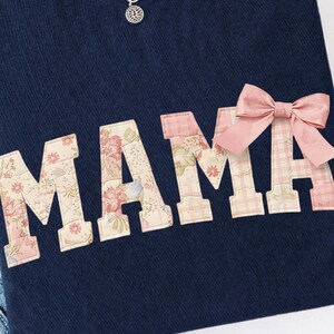 Kokarda Mama Coquette PNG Sublimacja, Aplikacja z motywem kwiatów w stylu DTF, Koszulka Boho Mama z literami blokowymi PNG, Różowa kokarda na Dzień Matki do pobrania w wersji cyfrowej
