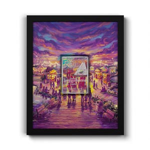 Könnte beinhalten: Ein gerahmtes Kunstwerk mit einem leuchtend violetten und orangefarbenen Sonnenuntergang über einem Jahrmarkt mit Promenade, Menschen und Ständen. Eine Sammelkarte ist mittig im Rahmen platziert und zeigt Text sowie ein Riesenrad-Motiv.