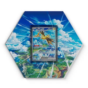 Könnte beinhalten: Sechseckige Präsentation mit einer Pokémon-Sammelkarte. Die Karte, geschützt in einer transparenten Hülle, zeigt Zapdos EX mit gelbem, schwarzem und orangefarbenem Design. Der Hintergrund ist eine Landschaft mit blauem Himmel und Wolken.