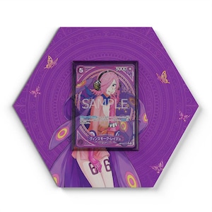 Può includere: Una carta collezionabile rettangolare con un personaggio dai capelli rosa e cuffie, in una custodia protettiva, centrata su un espositore esagonale viola decorato con farfalle e la parola SAMPLE stampata sulla carta.