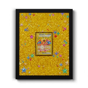 Puede incluir: Una tarjeta coleccionable enmarcada que presenta una ilustración de un dragón colorido centrada sobre un fondo dorado texturizado. El fondo está decorado con numerosas estrellas pequeñas y multicolores en tonos azul, rosa y verde. El marco es negro.