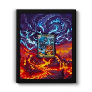 Può includere: Una cornice nera che racchiude una carta collezionabile Mega Charizard X centrata su una vivace illustrazione di un paesaggio vulcanico con lava fluente, rocce scure frastagliate e vorticose nuvole di fumo viola e blu sullo sfondo.