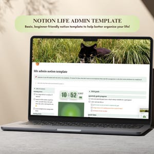Könnte beinhalten: Ein Laptop mit einer Notion-Vorlage für die Lebensverwaltung. Der Bildschirm zeigt eine schwarze Katze im Gras, eine Uhr mit 10:52 GMT und den Text "NOTION LIFE ADMIN TEMPLATE". Der Laptop steht auf einer hellgrauen Oberfläche.