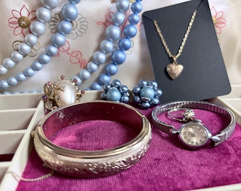 Vintage Jewelry Box with Costume Jewelry – Playful Dress Up Accessories (Kid Focused)