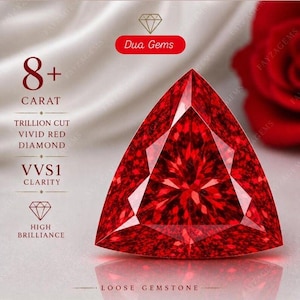 Può includere: Una gemma di diamante rosso vivo taglio trillion, oltre 8 carati, con purezza VVS1 e alta brillantezza. Il testo "Dua Gems" e "Loose Gemstone" è incluso.