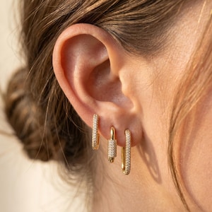 Conjunto de pendientes de aro rectangulares de circonita cúbica chapados en oro de 18 quilates, aros pequeños con eslabones pavé, pendientes geométricos delicados, joyería minimalista moderna.