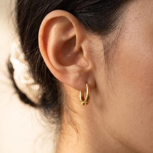 18K guldfyllda grova ringörhängen, ovala guldringar, minimalistiska rundade örhängen, enkla vardagssmycken, modern klassisk stil