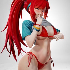 Può includere: Statuetta di una donna con lunghi capelli rosso vivo e occhi rossi. Indossa un bikini rosso e una maglietta blu e grigia. La statuetta ha un'espressione giocosa ed è adornata con accessori.
