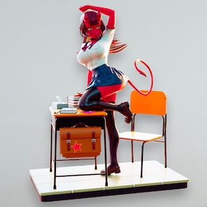 Può includere: Una statuina in stile anime con la pelle rossa di un personaggio in uniforme scolastica, con corna e coda. La figura è in posa accanto a un banco di scuola con una cartella marrone. Una sedia arancione è accanto alla scrivania.