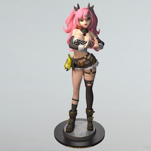 Peut inclure: Figurine détaillée d'un personnage d'anime féminin aux cheveux roses, vêtue d'un haut noir et blanc, d'un short et de bottes. La figurine a un accessoire en forme de chien jaune et se tient sur une base circulaire.