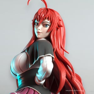 Könnte beinhalten: Detaillierte Figur eines weiblichen Anime-Charakters mit langen, fließenden roten Haaren und blauen Augen. Sie trägt ein schwarz-weißes Outfit mit einem rosa Rock. Die Figur ist leicht gedreht und blickt über ihre Schulter.