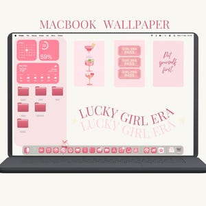 Puede incluir: Un fondo de pantalla rosa para Macbook con un tema rosa claro. La pantalla muestra widgets, carpetas y texto que dice "MACBOOK WALLPAPER", "LUCKY GIRL ERA" y "Put yourself first". El fondo de pantalla incluye ilustraciones de cócteles.