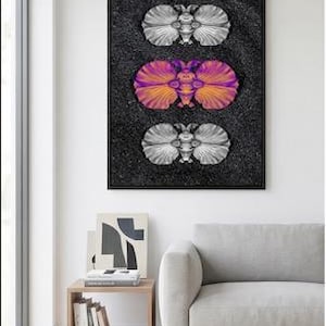 Puede incluir: Obra de arte enmarcada con tres diseños simétricos en forma de mariposa. Los superiores e inferiores son monocromáticos, el central es naranja, rosa y morado. El fondo es negro texturizado. El marco es negro.