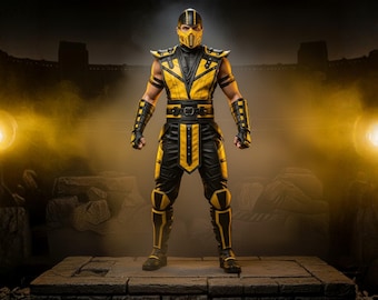 Puede incluir: Una figura con un traje amarillo y negro con una máscara está de pie sobre una plataforma de piedra. El traje presenta detalles tipo armadura y un cinturón. El fondo es oscuro con un estadio borroso y focos, con el texto "WEBCHAULAB" y "TANKA" en la parte superior.