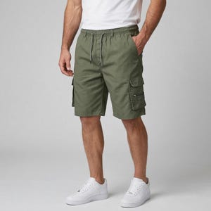 Può includere: Pantaloncini cargo verde oliva con più tasche e vita con coulisse. I pantaloncini sono al ginocchio e indossati con una maglietta bianca e scarpe da ginnastica bianche. Design casual e utilitario.