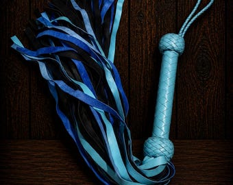 Látigo de cuero azul y negro hecho a mano con mango trenzado, accesorio para cosplay, regalo gótico fantástico
