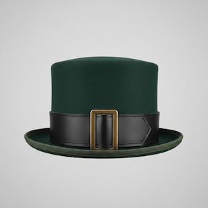 以下が含まれることがあります： 白のセラミックマグカップ、黒いハンドル、手書き風の「But First, Coffee」の文字。マグカップは白い表面に置かれています。マグカップの高さは約10cmです。