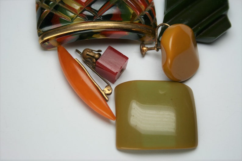 Lot of Vintage Bakelite and Lucite Pieces Crafting or Repair