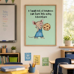 Puede incluir: En un aula, una impresi&oacute;n enmarcada presenta un rat&oacute;n de dibujos animados con un peto azul sosteniendo una galleta. El texto sobre el rat&oacute;n dice: "Un peque&ntilde;o acto de bondad puede convertirse en una gran aventura". Peque&ntilde;os carteles en la pared dicen "S&eacute; amable", "Haz tu mejor esfuerzo" y "Importas".