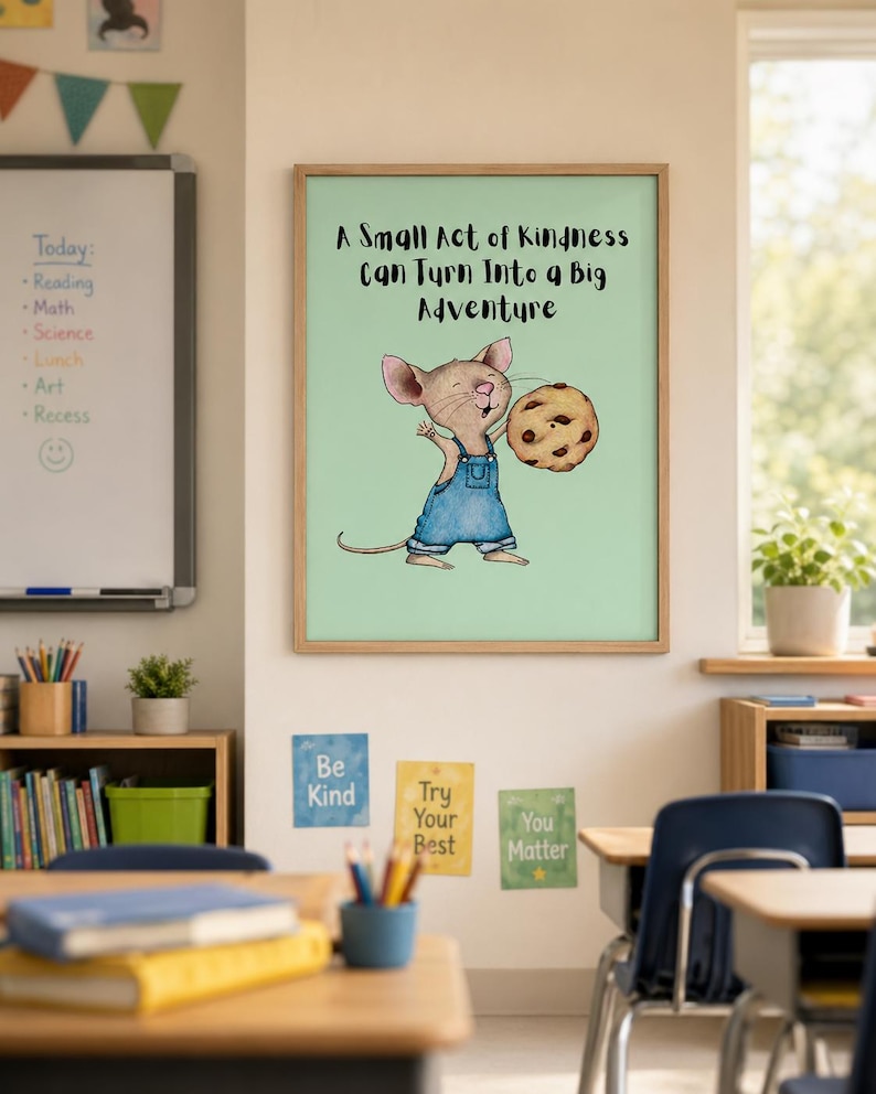 Puede incluir: En un aula, una impresi&oacute;n enmarcada presenta un rat&oacute;n de dibujos animados con un peto azul sosteniendo una galleta. El texto sobre el rat&oacute;n dice: "Un peque&ntilde;o acto de bondad puede convertirse en una gran aventura". Peque&ntilde;os carteles en la pared dicen "S&eacute; amable", "Haz tu mejor esfuerzo" y "Importas".