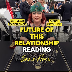 Puede incluir: Una mujer con cabello rojo y un tocado verde con plumas está sentada en una mesa. El texto en la imagen dice "FUTURE OF THIS RELATIONSHIP READING" y "Same Hour". El texto adicional incluye "35+ YEAR EXPERIENCE" y "VERY DETAILED". Una bola de cristal está sobre la mesa.