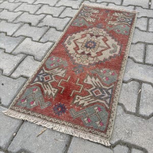 1 x 3 terracotta vintage Turks accenttapijt met details ivoor medaillon en salie