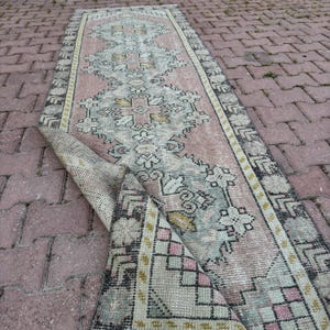 Alfombra turca vintage de 3x10 con medallones geométricos discretos para pasillo o entrada.