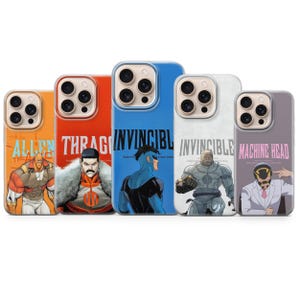 Puede incluir: Cinco fundas para smartphone con personajes de la serie Invincible. Las fundas muestran a Allen the Alien, Thragg, Invincible, Omni-Man y Machine Head, con sus nombres impresos en negrita sobre cada figura ilustrada.