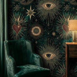 Könnte beinhalten: Dunkelgrüne Tapete mit einem himmlischen Design mit Augen, Sternen und Herzen in Gold. Ein grüner Samtstuhl und ein Holzschreibtisch mit einer Lampe befinden sich im Vordergrund. Die Tapete schafft eine mystische und elegante Atmosphäre.