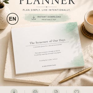 Könnte beinhalten: Ein druckbarer Planer mit dem Titel The Structure of Our Days und einem sanften grünen Aquarellakzent auf dem Einband. Der Text umfasst MINIMALIST PLANNER, PLAN SIMPLY. LIVE INTENTIONALLY. und 2026 KICECEKI Studio. Er ist als Sofort-Download erhältlich.