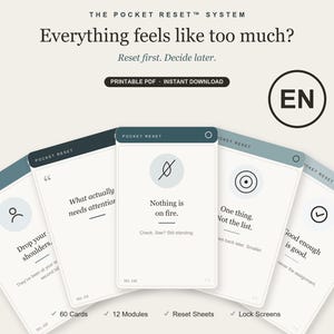 Könnte beinhalten: Das Pocket Reset System besteht aus fünf weißen Karten mit dunkel-türkisfarbenen Kopfzeilen, die Text und Symbole zeigen. Die Karten enthalten Sätze wie 'Drop your shoulders', 'Nothing is on fire' und 'One thing. Not the list.'