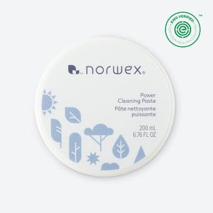 Puede incluir: Contenedor blanco de pasta limpiadora Norwex con ilustraciones en azul y blanco con temática de la naturaleza. El contenedor tiene el texto "Power Cleaning Paste" y "200 ml / 6.76 FL OZ". El contenedor está verificado por EWG.