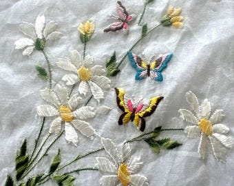 Pañuelo vintage bordado con flores y mariposas, de lino blanco, estilo cottagecore. Regalo ideal.