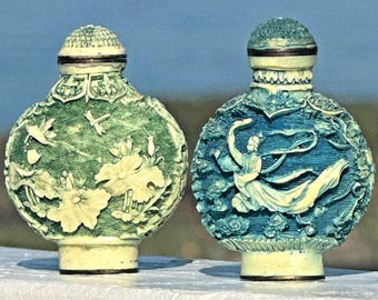 Par de frascos de rapé chinos antiguos tallados con relieve floral figurativo azul verdoso marcados